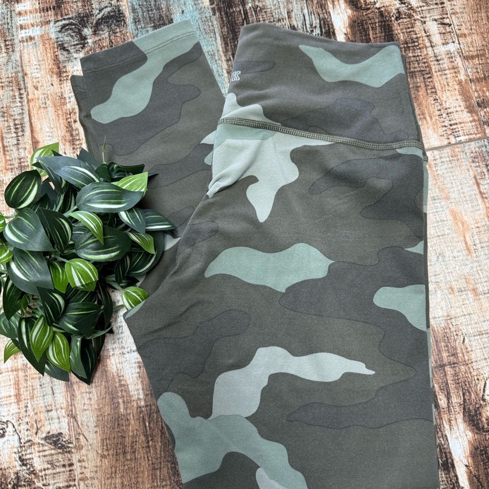 Women’s PINK Victoria Secret ULTIMATE Camouflage Leggings | #K9 - Picture 1 of 9